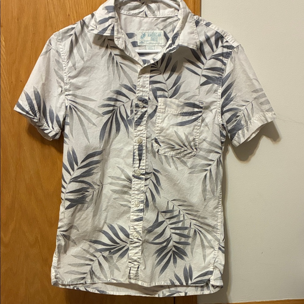 Men’s XS American Eagle short sleeve button up white/dark and light gray shirt